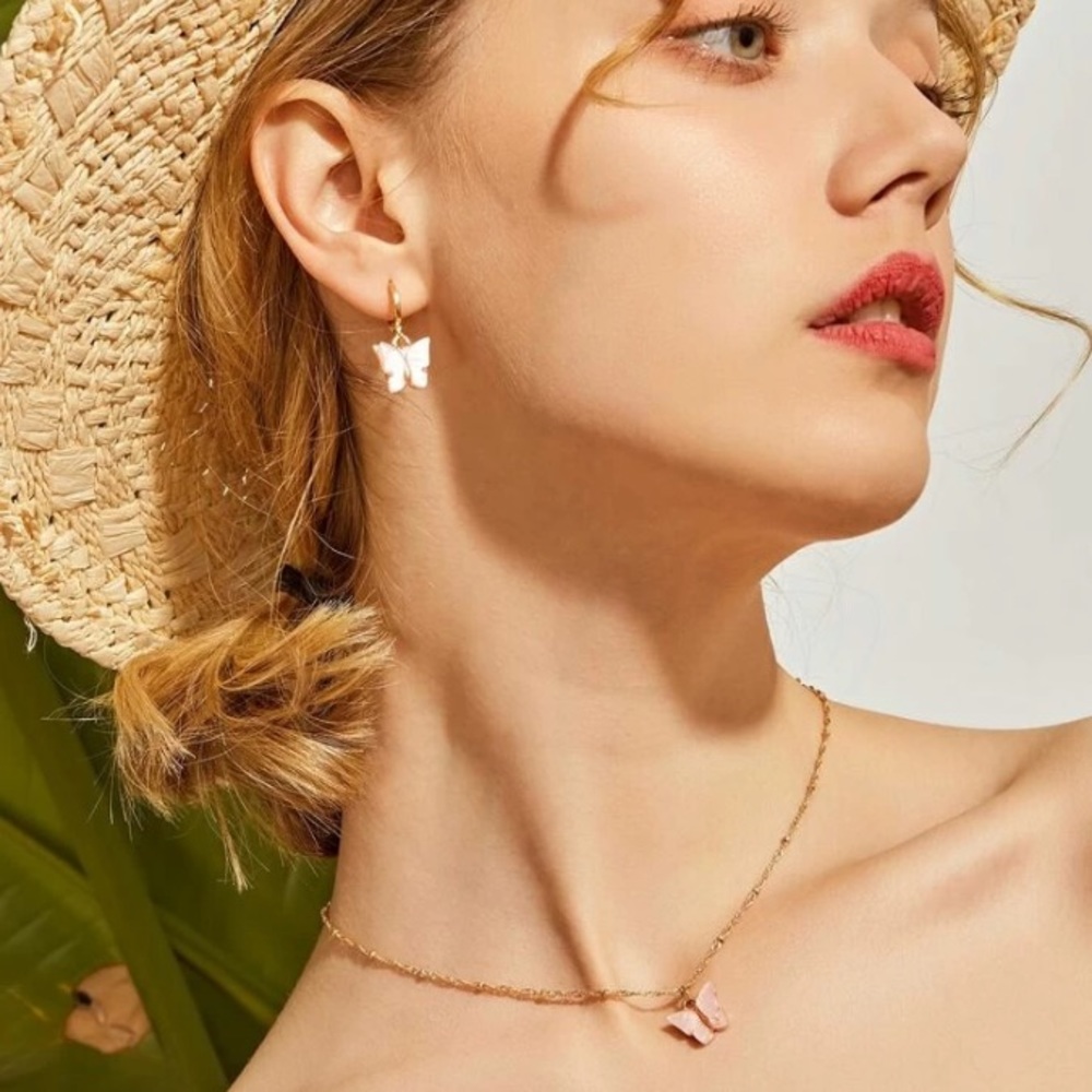 🔥3/$25🔥3 Piece Butterfly Necklace & Earrings Set - Picture 3 of 5